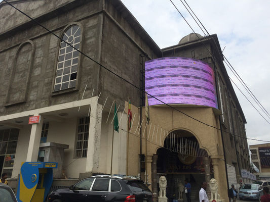 Gebogener BAD LED Bildschirm im Freien 3 in 1 Pixel-Konfiguration Äthiopien reden Shenzhen-Fabrik an